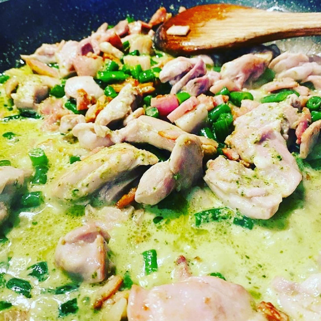 Creamy Chicken, Bacon & Broccoli Pesto Sauce 1000ml.